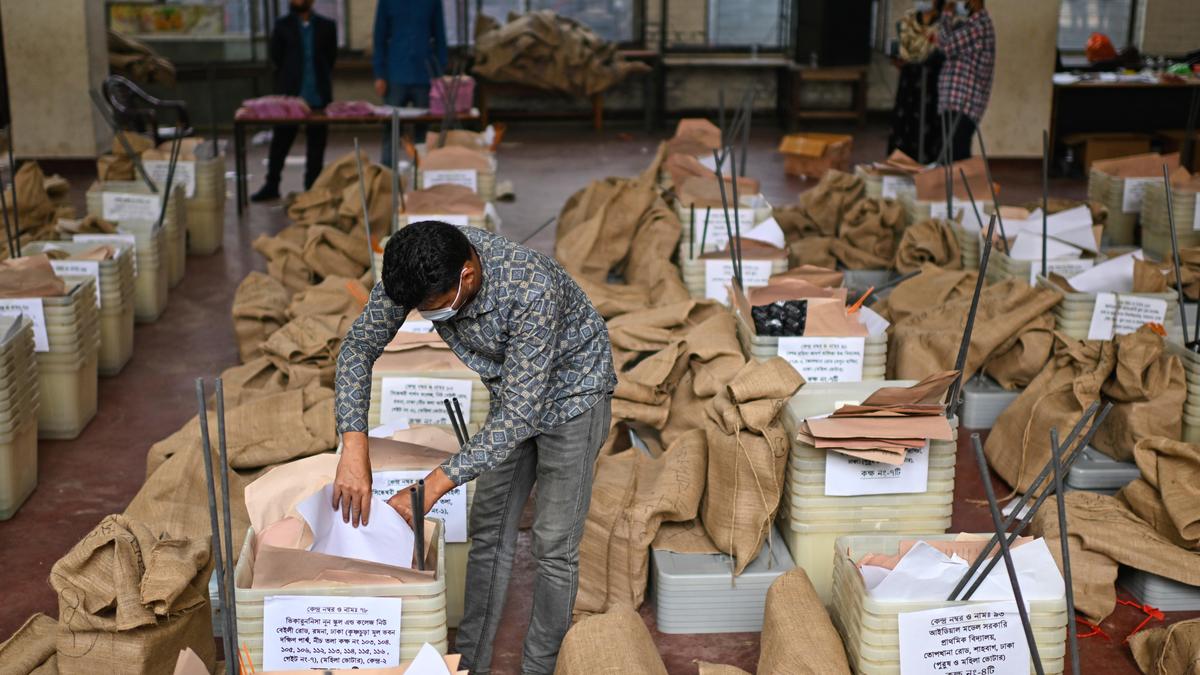 ಬಾಂಗ್ಲಾದೇಶ ಚುನಾವಣಾ ಭದ್ರತಾ ನವೀಕರಣ: ಅಧಿಕಾರಿಗಳು ಮತದಾನ ಕ್ರಮಗಳನ್ನು ಬಲಪಡಿಸಲು ಸಿಸಿಟಿವಿಗಳನ್ನು ಸ್ಥಾಪಿಸಿದ್ದಾರೆ.
