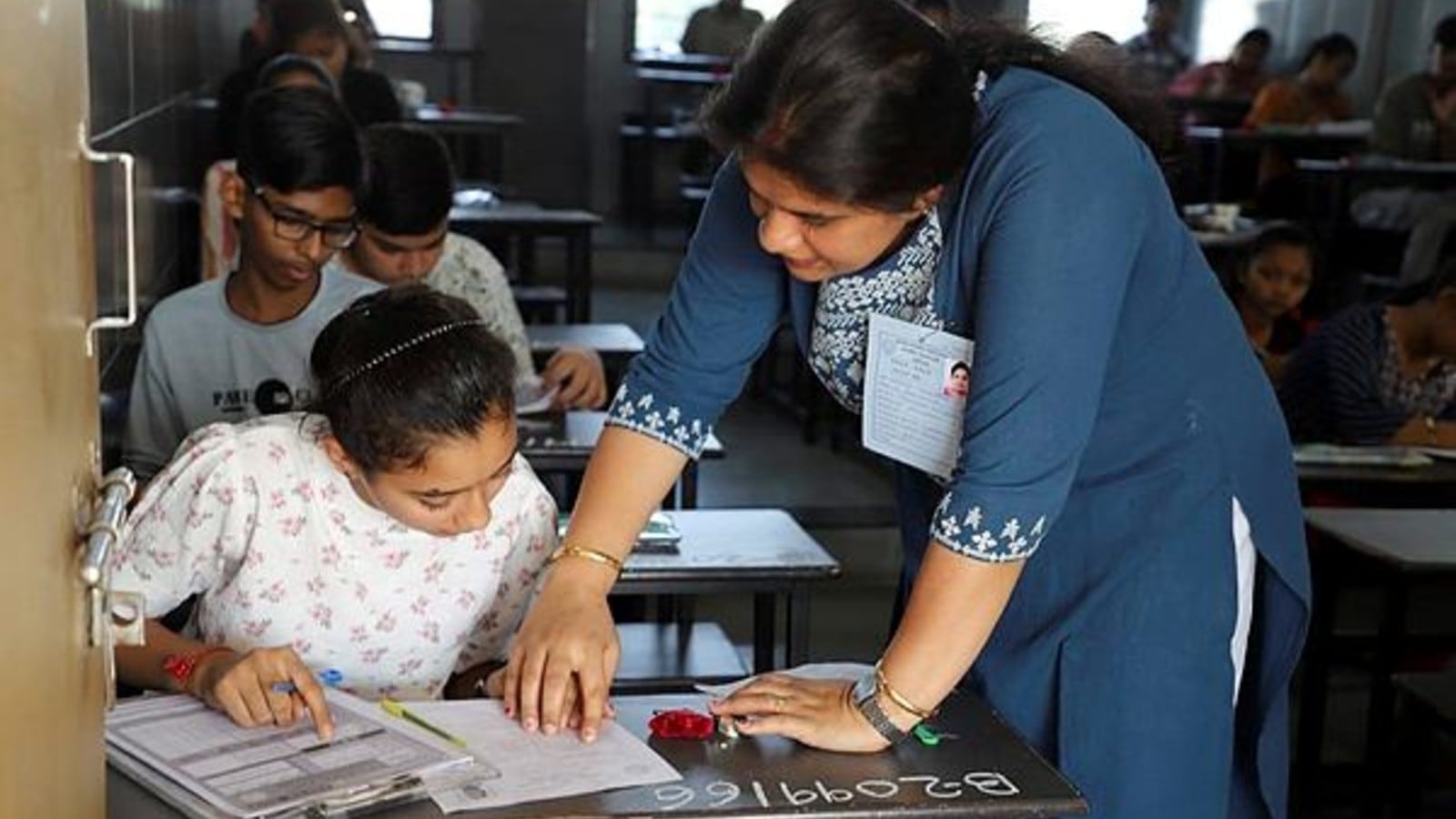 ಯುಪಿ ಬೋರ್ಡ್ 10 ಮತ್ತು 12 ನೇ ತರಗತಿ ಪರೀಕ್ಷೆಗಳು 2026: 52 ಲಕ್ಷಕ್ಕೂ ಹೆಚ್ಚು ವಿದ್ಯಾರ್ಥಿಗಳು ಪರೀಕ್ಷೆಯ ಪ್ರಮುಖ ದಿನದ ಮಾರ್ಗಸೂಚಿಗಳನ್ನು ಪರಿಶೀಲಿಸಲಿದ್ದಾರೆ.