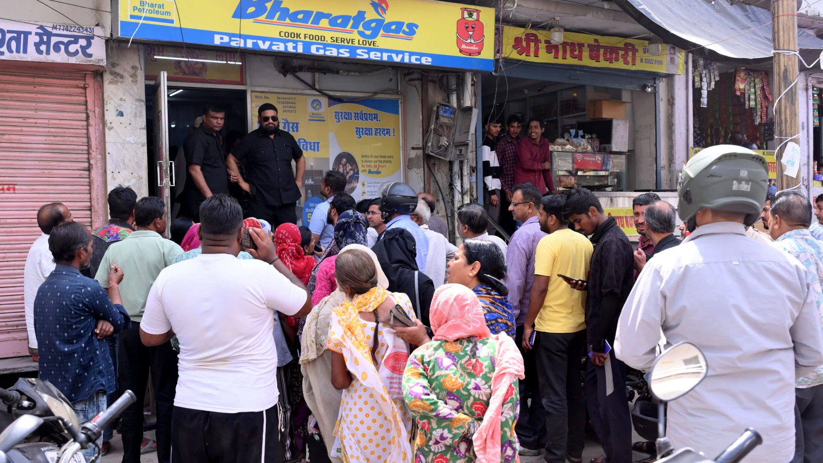 ಎಲ್‌ಪಿಜಿ ಆಮದು ಪೂರೈಕೆಯಲ್ಲಿ ಅಡಚಣೆಗಳನ್ನು ಎದುರಿಸುತ್ತಿರುವುದರಿಂದ ಸರ್ಕಾರವು ಸೀಮೆಎಣ್ಣೆ ಮತ್ತು ಕಲ್ಲಿದ್ದಲನ್ನು ಪರ್ಯಾಯವಾಗಿ ಉತ್ತೇಜಿಸುತ್ತದೆ.