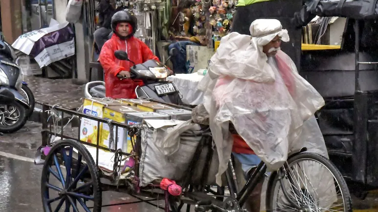 "ದೆಹಲಿ-ಎನ್‌ಸಿಆರ್‌ನಲ್ಲಿ ಹಗುರ ಮಳೆ ಮತ್ತು ಮೋಡ ಕವಿದ ವಾತಾವರಣ; ದಿನವಿಡೀ ಹೆಚ್ಚಿನ ಮಳೆಯಾಗುವ ನಿರೀಕ್ಷೆಯಿದೆ"