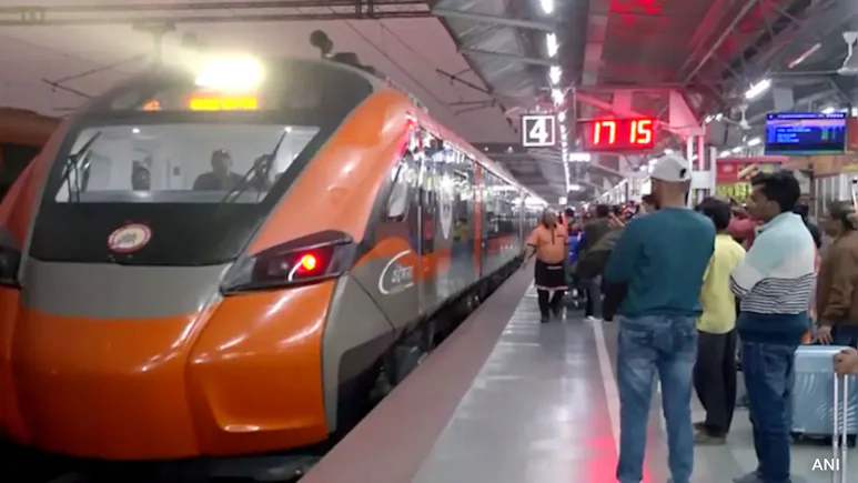 "ವಂದೇ ಭಾರತ್ ಎಕ್ಸ್‌ಪ್ರೆಸ್‌ನಲ್ಲಿ ಆಹಾರದ ಬಗ್ಗೆ ದೂರು ನೀಡಿದ ನಂತರ ಭಾರತೀಯ ರೈಲ್ವೆ ಅಡುಗೆ ಒದಗಿಸುವವರಿಗೆ ₹10 ಲಕ್ಷ ದಂಡ ವಿಧಿಸಿದೆ"