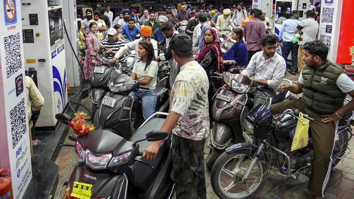 "ಇರಾನ್ ಸಂಘರ್ಷದ ಕಳವಳಗಳ ನಡುವೆ ಪೆಟ್ರೋಲ್ ಪಂಪ್ ರಶ್ ಕಿಡಿ ಹೊತ್ತಿಕೊಂಡಂತೆ ಲಾಕ್‌ಡೌನ್ ವದಂತಿಗಳನ್ನು ಸರ್ಕಾರ ತಳ್ಳಿಹಾಕಿದೆ"