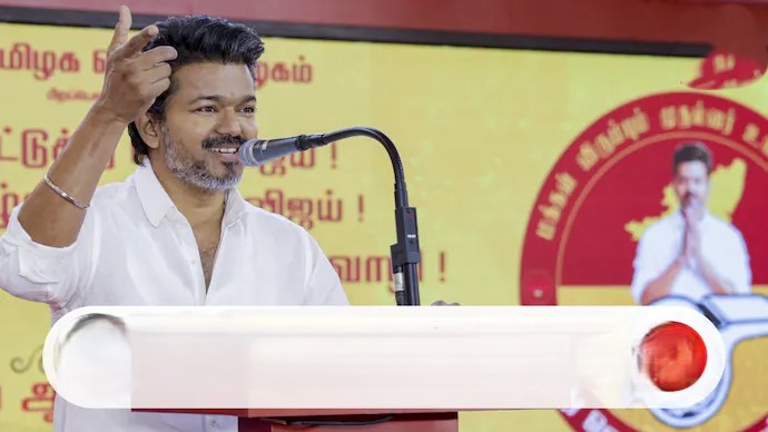 "ಪ್ರಮುಖ ರಾಜಕೀಯ ನಡೆಯಲ್ಲಿ ವಿಜಯ್ ಅವಳಿ ಕ್ಷೇತ್ರಗಳಾದ್ಯಂತ ಎದುರಾಳಿ ಶಿಬಿರಗಳನ್ನು ಕಾರ್ಯತಂತ್ರದಿಂದ ಗುರಿಯಾಗಿಸಿಕೊಂಡಿದ್ದಾರೆ"